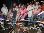 Tradicionalno skavtsko kosilo - hrenovke, pečene na ognju